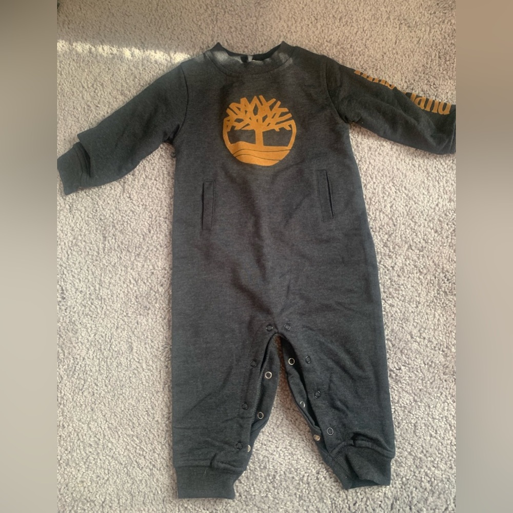 Brand New Never worn Timberland one peace boys 12M. This set has minimal stretch